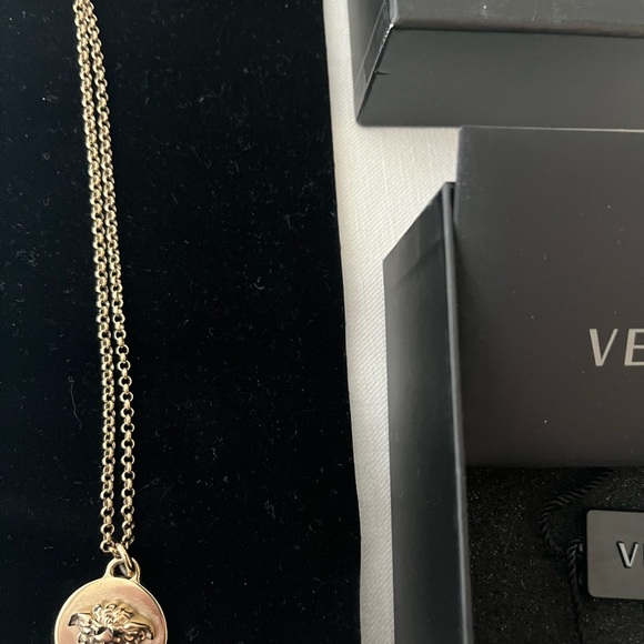 Versace medusa gold coin pendant necklace excellent condition - Picture 10 of 13